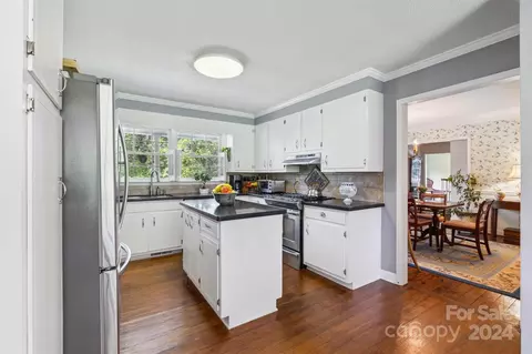 Kitchen - 5200 Wolfe Rd, Hickory, NC 28601 photo 2 of 3