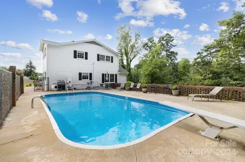 Exterior - 5200 Wolfe Rd, Hickory, NC 28601 photo 2 of 7
