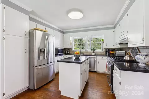 Kitchen - 5200 Wolfe Rd, Hickory, NC 28601 photo 1 of 3