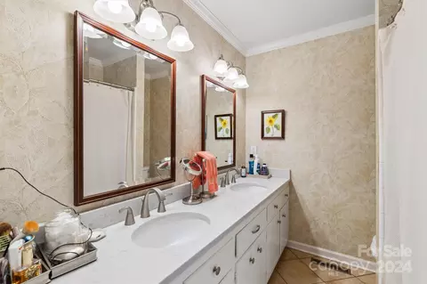 Bath - 5200 Wolfe Rd, Hickory, NC 28601 photo 4 of 4