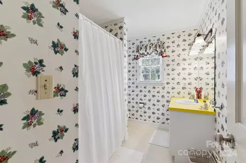 Bath - 5200 Wolfe Rd, Hickory, NC 28601 photo 3 of 4