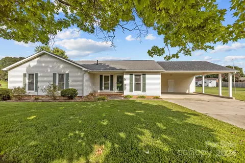 2221 Springwater Dr, Gastonia, NC 28056