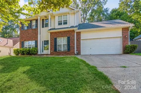 912 Jordans Pond Ln, Charlotte, NC 28214