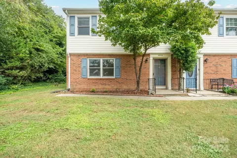 8834 Hunter Ridge Dr, Charlotte, NC 28226