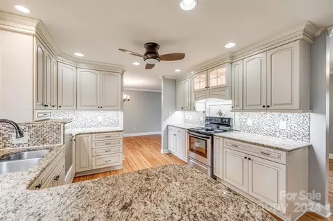 Kitchen - 2532 Tattersall Dr, Charlotte, NC 28210 photo 2 of 4