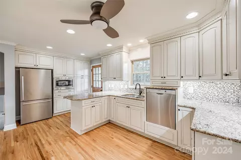 Kitchen - 2532 Tattersall Dr, Charlotte, NC 28210 photo 3 of 4