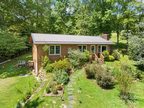 77 Hunters Ridge Dr, Mills River, NC 28759