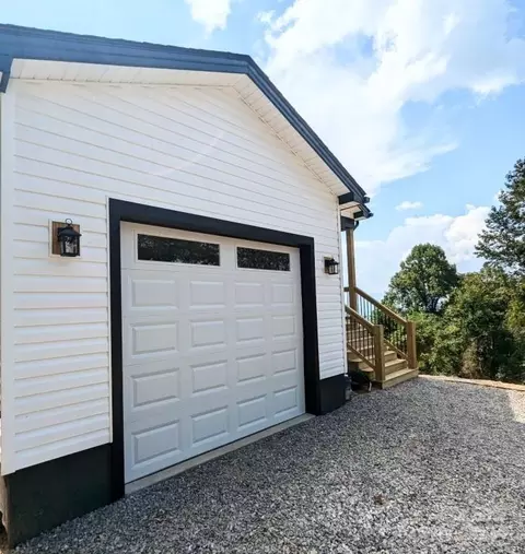 688 Blake Dr, Canton, NC 28716 photo 4