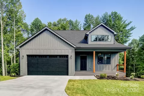 199 Byron Forest Dr, Horse Shoe, NC 28742