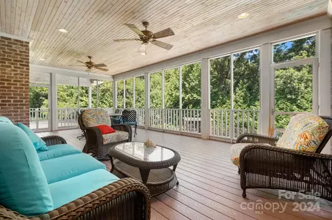 Exterior - 4002 Falling Creek Ne Rd NE, Hickory, NC 28601 photo 3 of 9