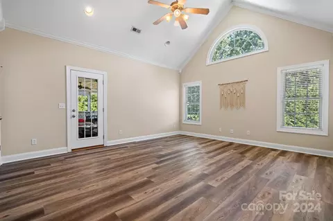 Living - 4002 Falling Creek Ne Rd NE, Hickory, NC 28601 photo 4 of 4
