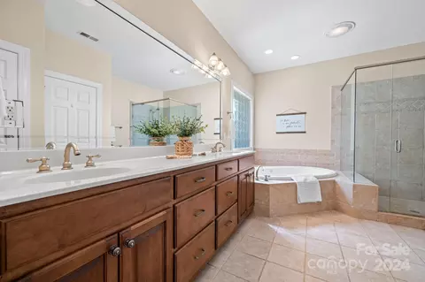 Bath - 4002 Falling Creek Ne Rd NE, Hickory, NC 28601 photo 2 of 5