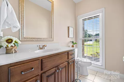 Bath - 4002 Falling Creek Ne Rd NE, Hickory, NC 28601 photo 1 of 5