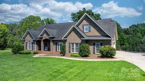 Exterior - 4002 Falling Creek Ne Rd NE, Hickory, NC 28601 photo 9 of 9