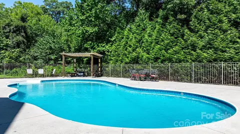 Exterior - 4002 Falling Creek Ne Rd NE, Hickory, NC 28601 photo 1 of 9