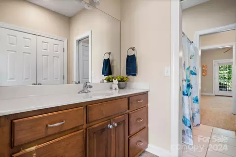 Bath - 4002 Falling Creek Ne Rd NE, Hickory, NC 28601 photo 4 of 5