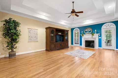 Living - 4002 Falling Creek Ne Rd NE, Hickory, NC 28601 photo 2 of 4