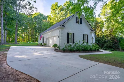 Exterior - 6762 Fox Ridge Cir, Davidson, NC 28036 photo 2 of 4