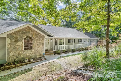 94 Hounds Chase Dr, Hendersonville, NC 28791