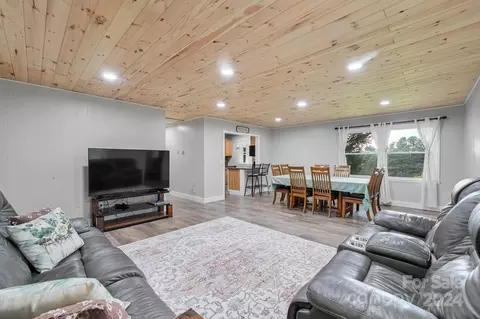 Living - 106 Albert Dr, Flat Rock, NC 28731 photo 3 of 4