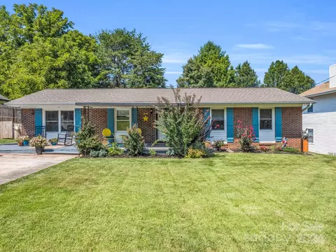 11 Pleasant Ridge Dr, Asheville, NC 28805