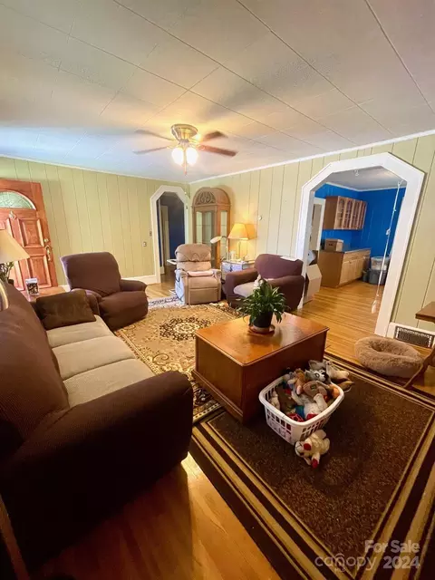 127 Young St, Elkin, NC 28621 photo 4