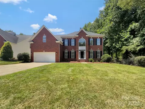 1214 Cochrane Woods Ln, Matthews, NC 28105