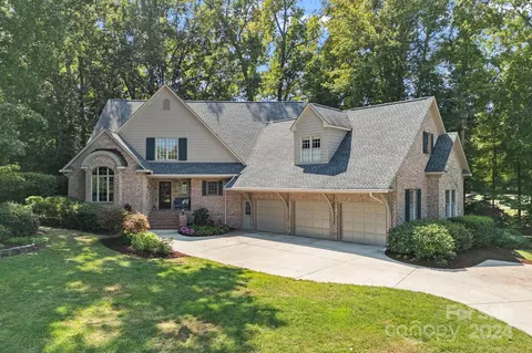 19316 River Falls Dr, Davidson, NC 28036