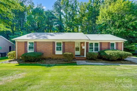 4806 Farm Pond Ln, Charlotte, NC 28212