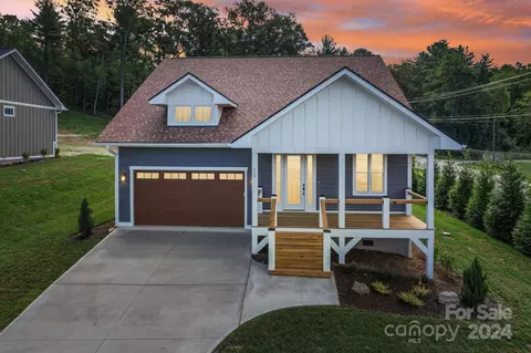 352 Maple Knoll Dr, Hendersonville, NC 28792