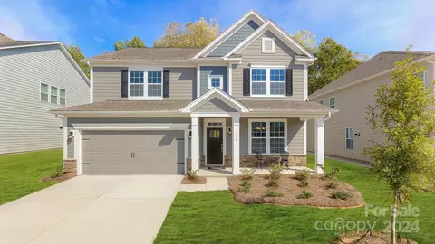 536 Fox Cove Rd, Hendersonville, NC 28792