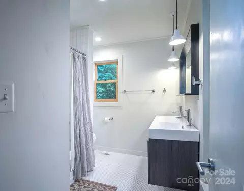Bath - 399 Oriole Rd, Brevard, NC 28712 photo 1 of 6