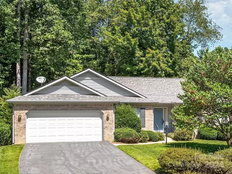 8 Pebble Beach Ct, Etowah, NC 28729