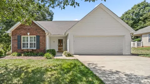 136 Oak Village Pkwy, Mooresville, NC 28117