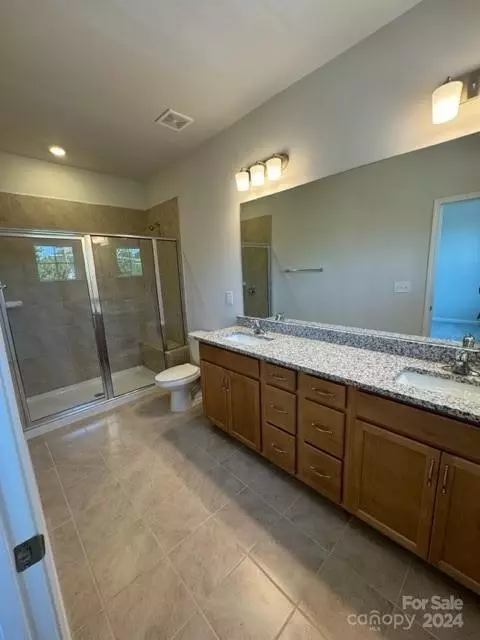 Bath - 423 Jetton St, Davidson, NC 28036 photo 1 of 2
