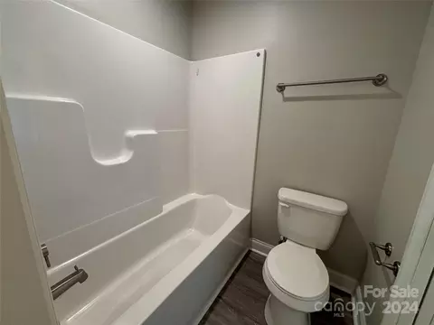 Bath - 1086 20th Ne St NE, Hickory, NC 28601 photo 2 of 2