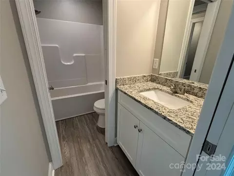 Bath - 1086 20th Ne St NE, Hickory, NC 28601 photo 1 of 2