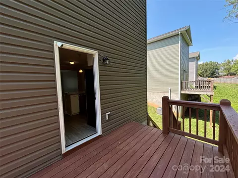 Exterior - 1086 20th Ne St NE, Hickory, NC 28601 photo 2 of 2