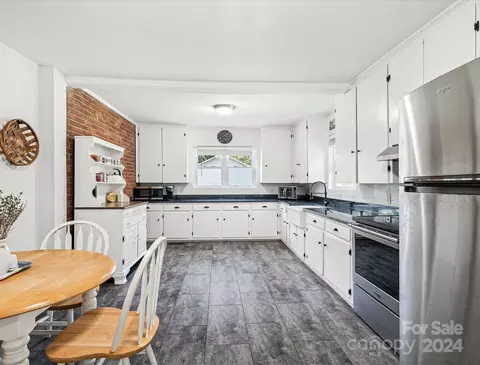 325 E 3rd St, Oakboro, NC 28129 photo 5