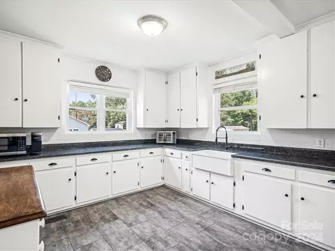 325 E 3rd St, Oakboro, NC 28129 photo 2