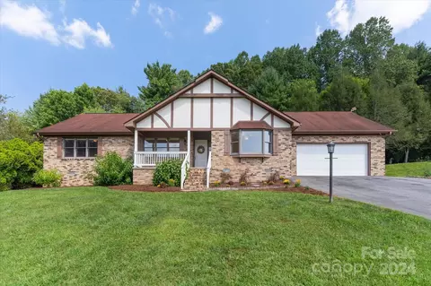 121 Mountain Valley Dr, Hendersonville, NC 28739