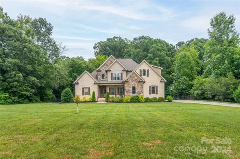 218 Hillcrest Dr, Advance, NC 27006
