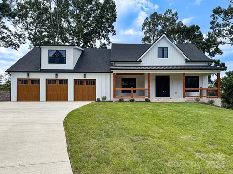 372 Mavrick Dr, Mills River, NC 28759