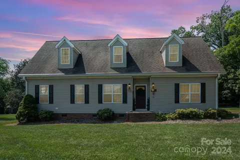 617 N Race St, Statesville, NC 28677