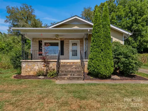 57 Nesbitt St, Waynesville, NC 28786
