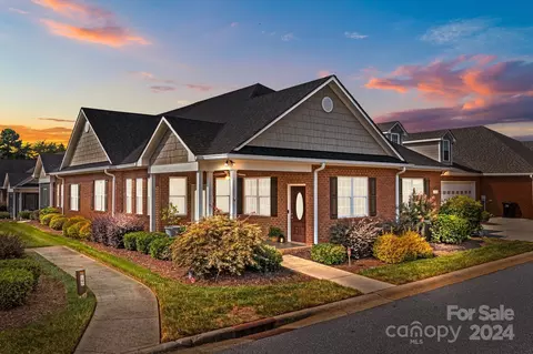 8340 Glacier Dr, Denver, NC 28037