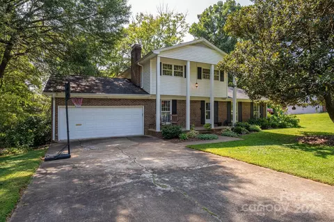530 Deerwood Dr, Gastonia, NC 28054
