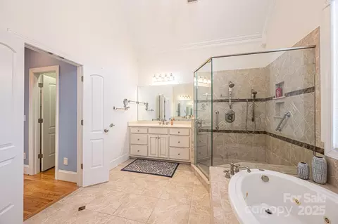 Bath - 6331 Dwayne Starnes Dr, Hickory, NC 28602 photo 6 of 9