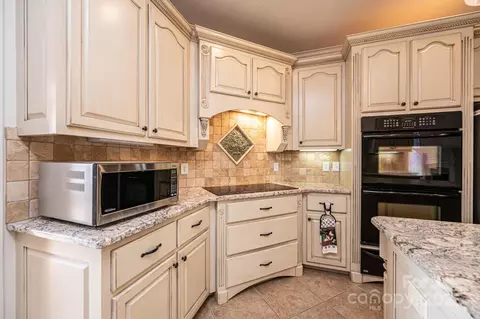 Kitchen - 6331 Dwayne Starnes Dr, Hickory, NC 28602 photo 4 of 6
