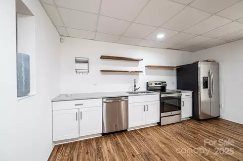 Kitchen - 6331 Dwayne Starnes Dr, Hickory, NC 28602 photo 6 of 6